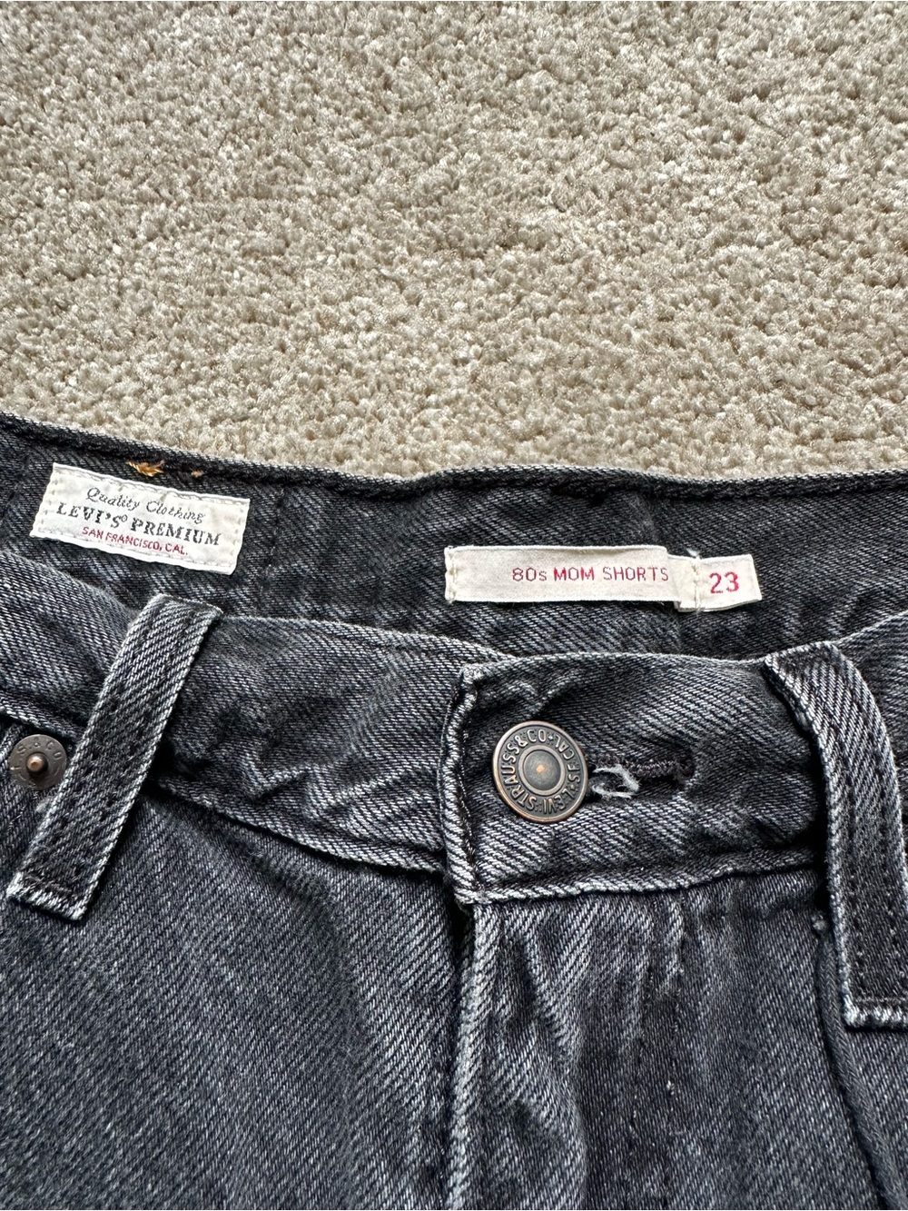 Levi’s W23 Black 80s Mom Denim High Rise Relaxed Fit Shorts - Picture 3 of 5